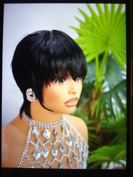 Perruque Courte Noire Élégante