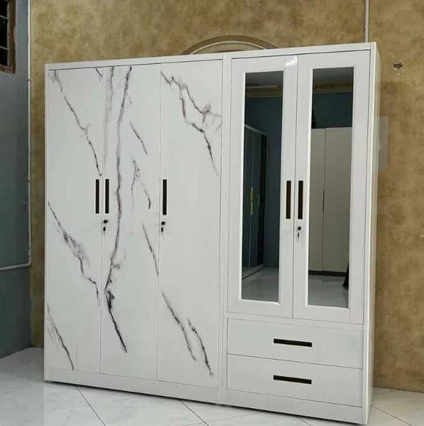 Armoire blanche moderne avec miroir