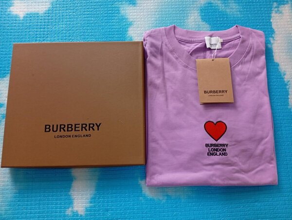 T-shirt Burberry violet avec logo cœur rouge