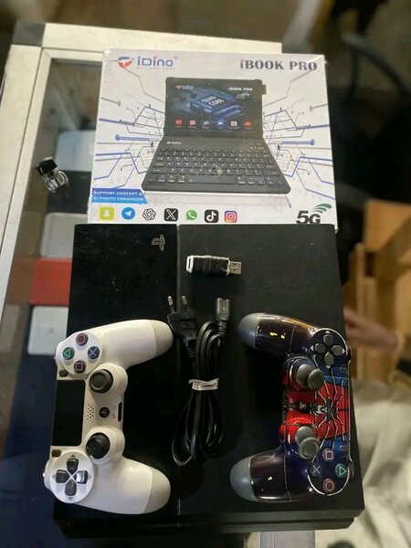 Console PS4 Slim 500 Go avec 2 manettes