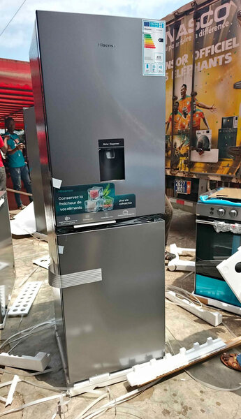 Réfrigérateur avec distributeur