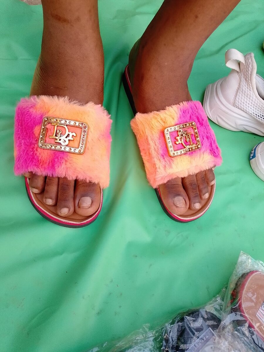 Sandales en fourrure colorée