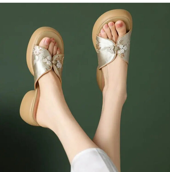 Sandales compensées élégantes