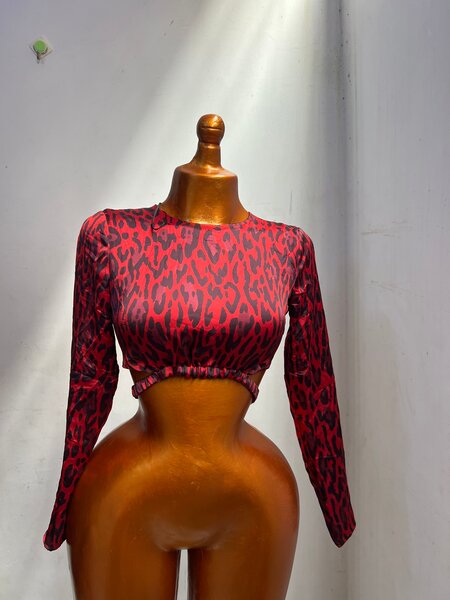 Haut court léopard rouge