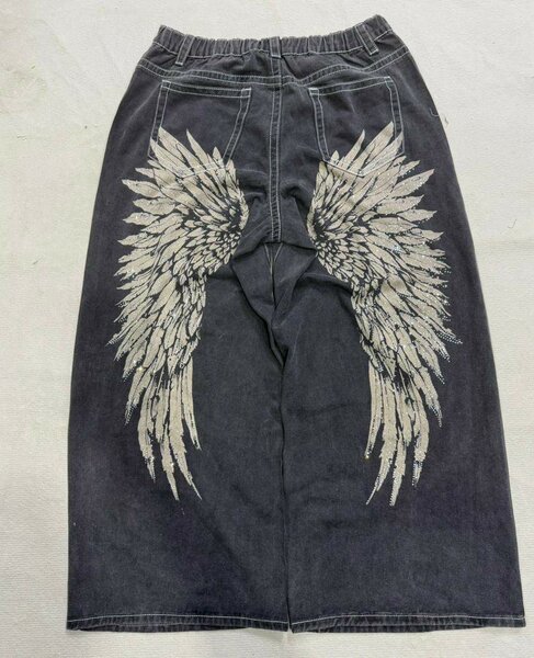 Jean droit gris avec ailes et déchirures