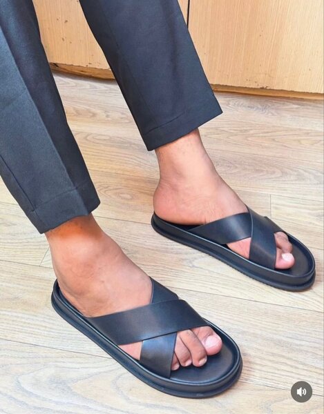 Sandales plates en cuir noir pour homme