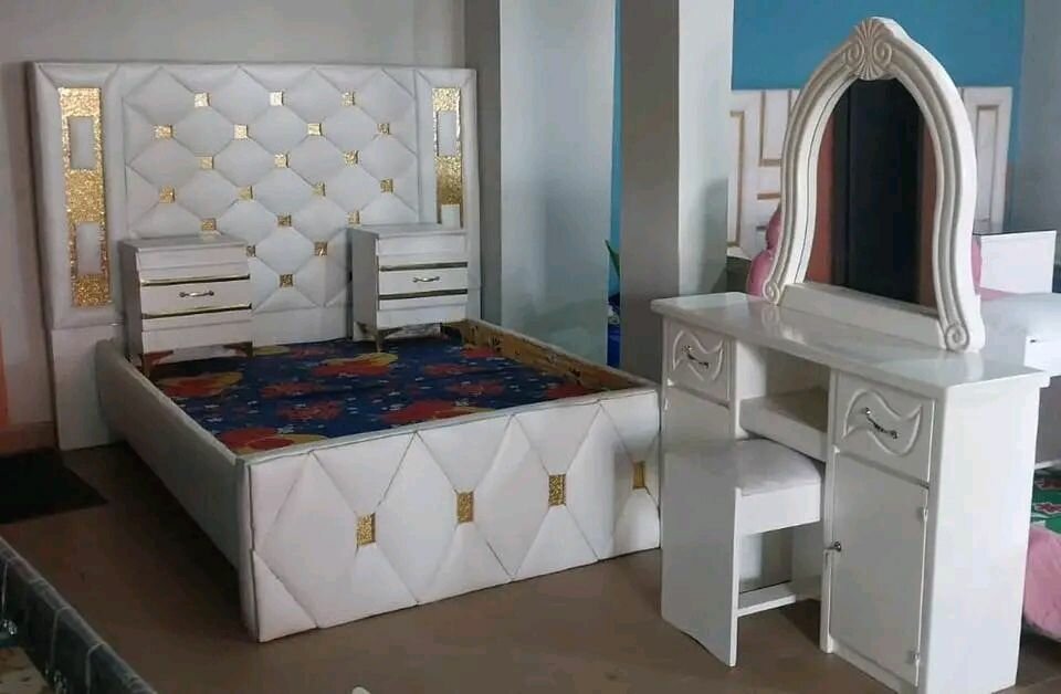 Lit blanc moderne avec chevets