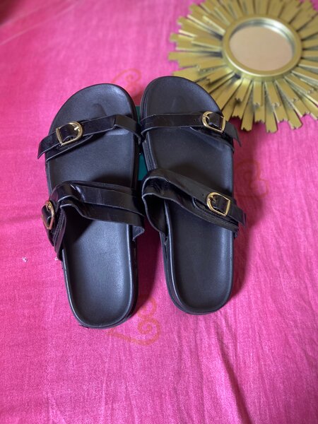 Sandales plates en cuir pour femmes