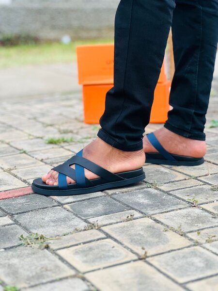 Sandales plates en cuir bleu marine pour homme