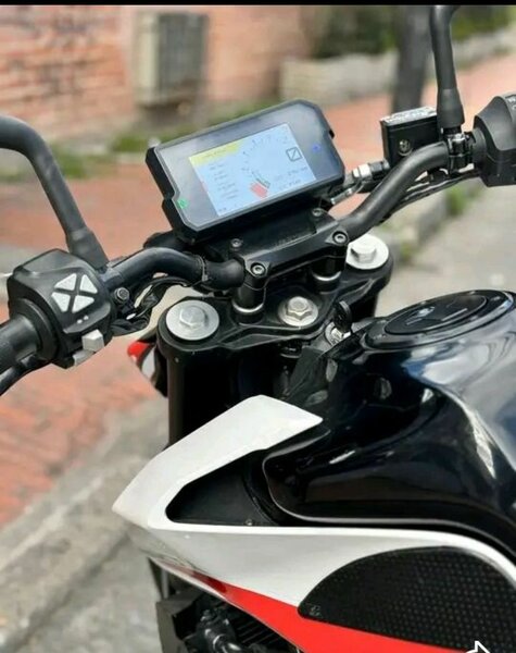 Moto KTM Duke 200 Noir et Blanc