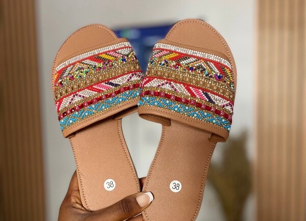 Sandales brodées chic