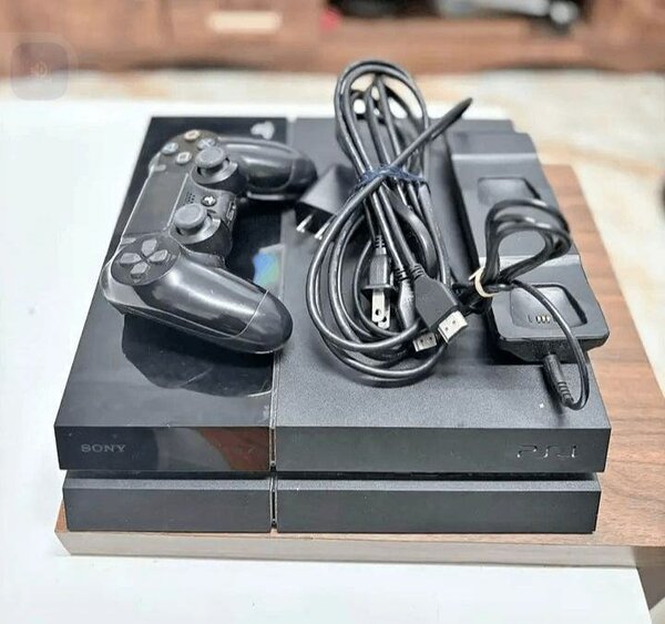 Console PS4 Sony avec manette et accessoires