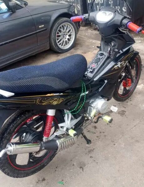 Moto Yamaha noir et rouge