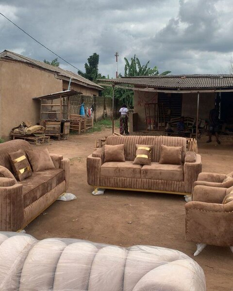 Ensemble canapé trois places et fauteuils