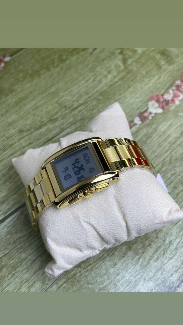 Montre digitale élégante homme