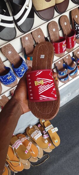 Tongs en cuir rouge stylé