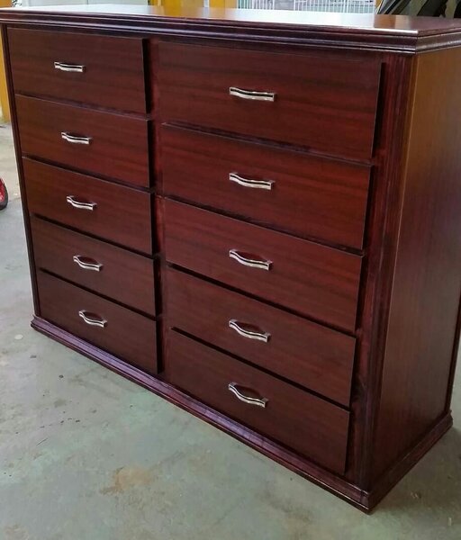 Commode en bois massif