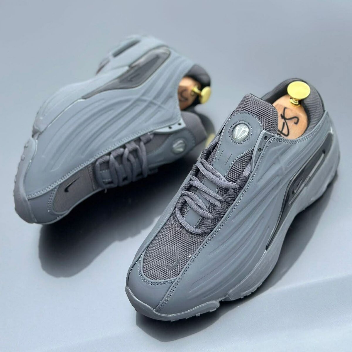 Baskets grises unisex élégantes