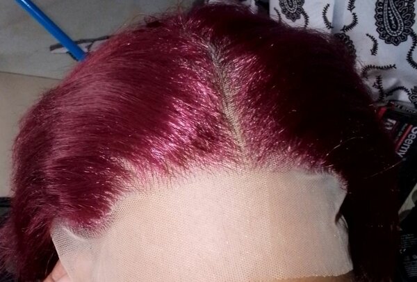 Perruque en dentelle rouge