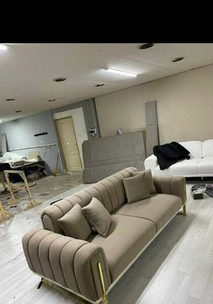 Canapé marron avec pieds dorés