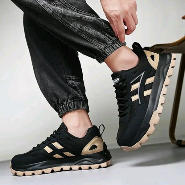 Chaussures de sport noires et beige pour homme