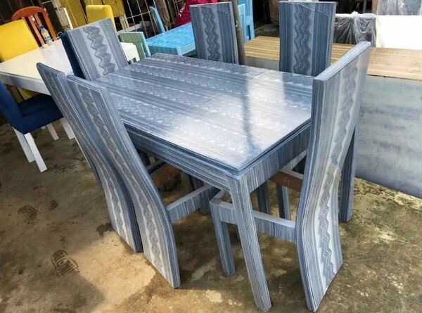 Ensemble table et chaises en bois