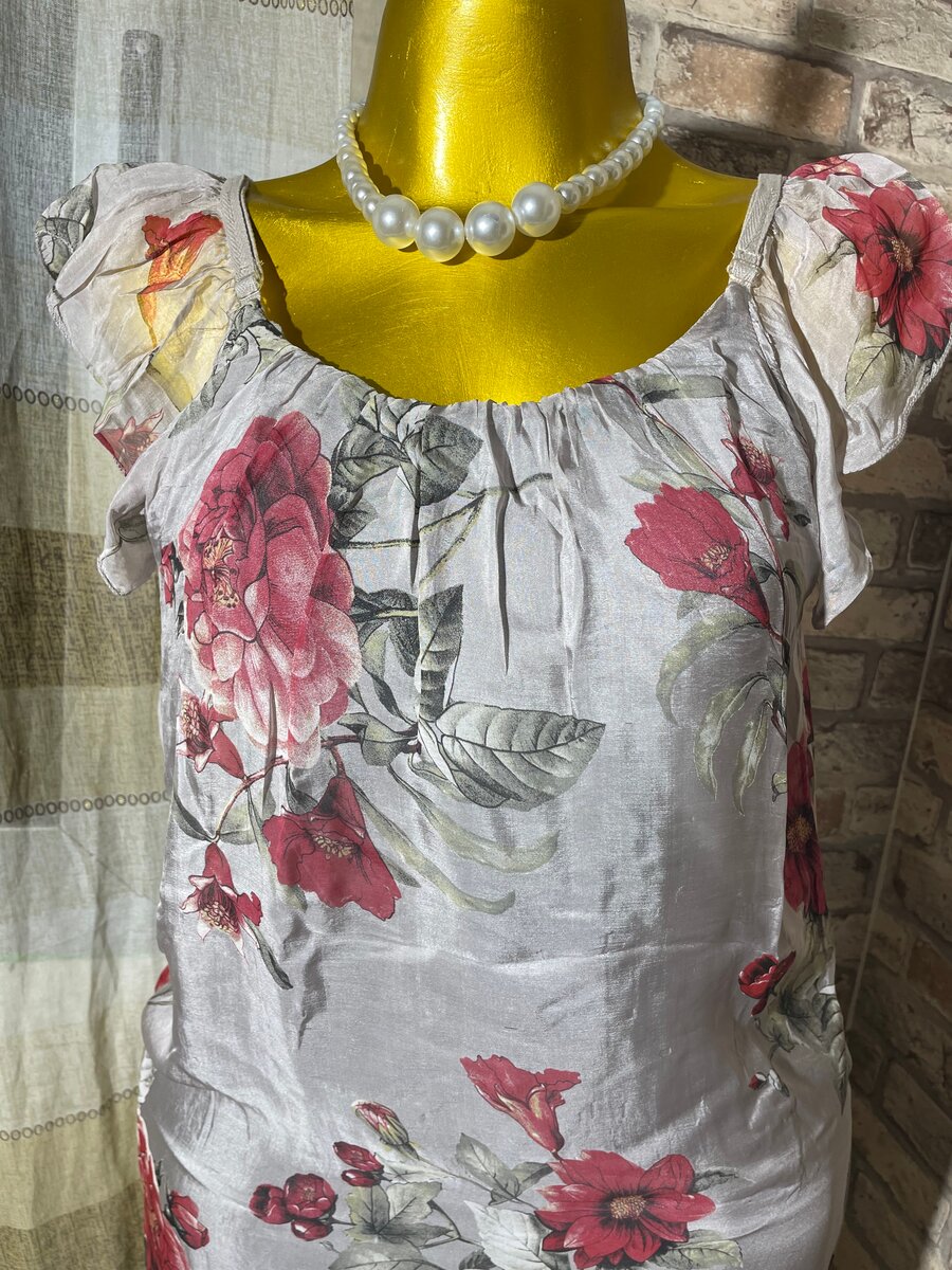 Robe fleurie à manches courtes