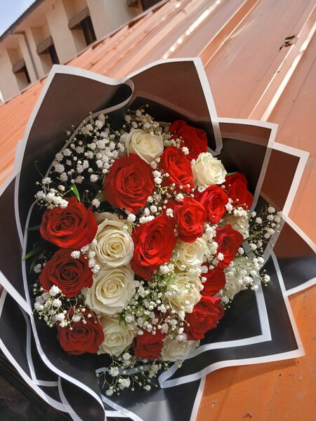 Bouquet de roses rouges et blanches