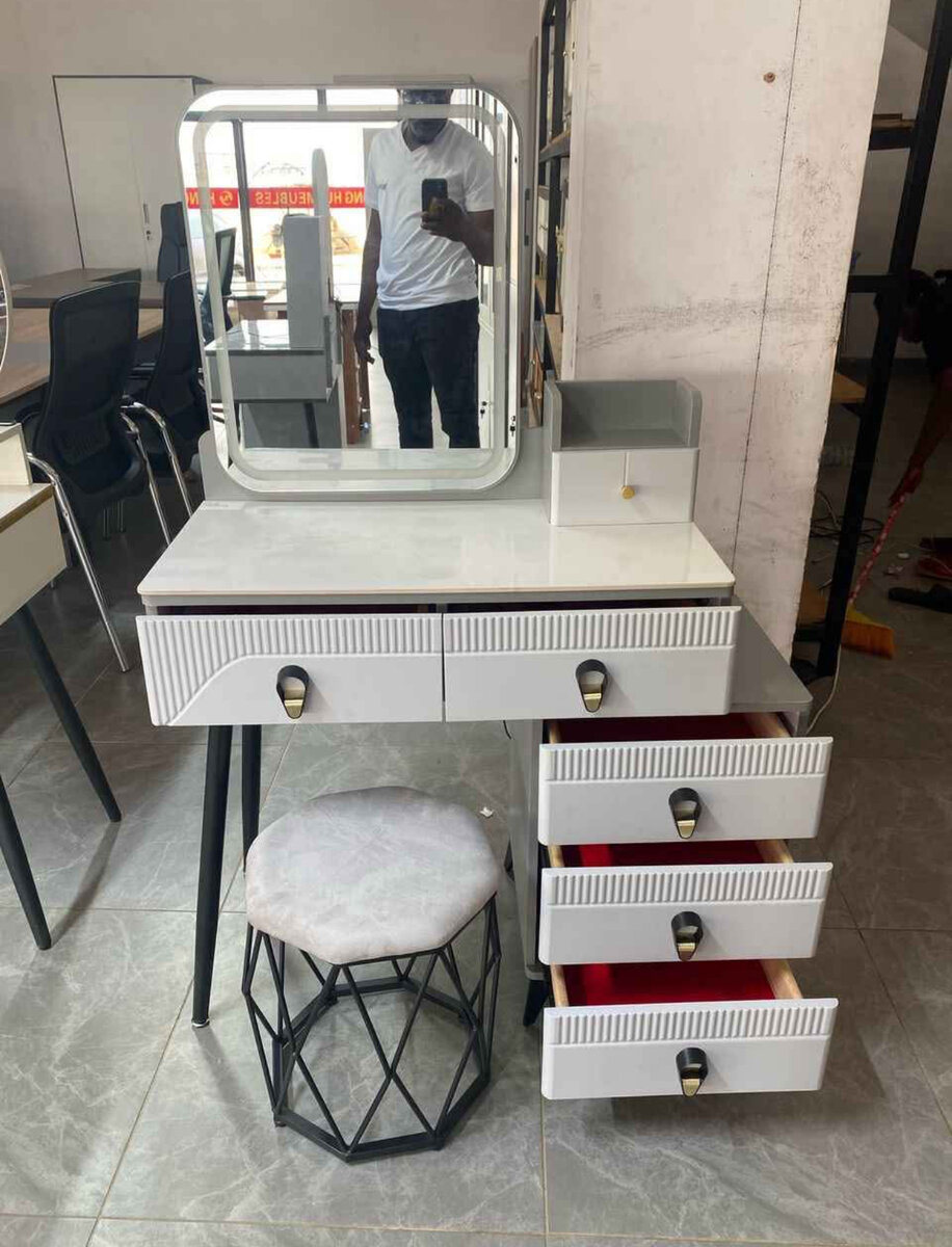 Table de maquillage moderne avec miroir