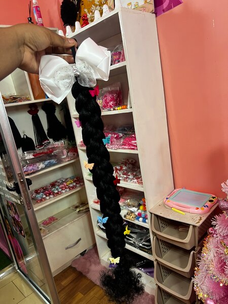 Longue tresse avec nœud papillon