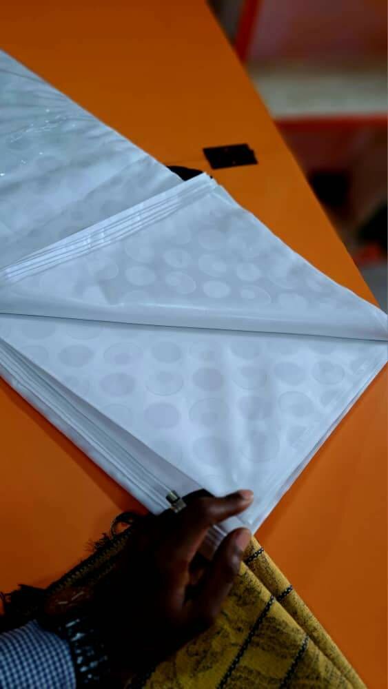 Tissu damassé blanc élégant