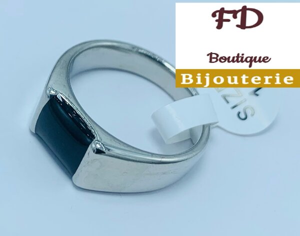 Bague argentée avec pierre noire