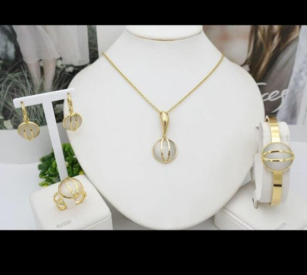 Ensemble de bijoux dorés élégants