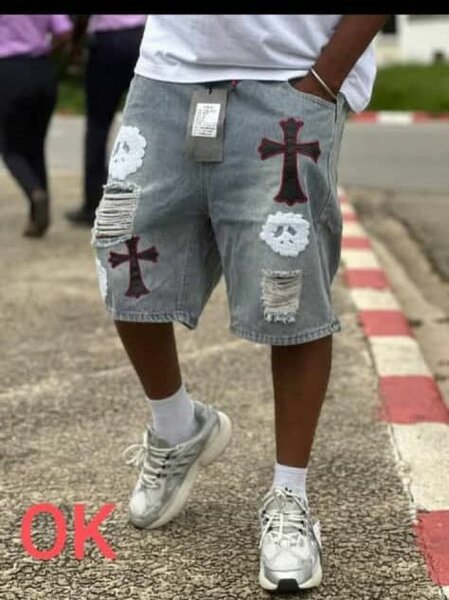 Shorts en jean déchiré avec croix