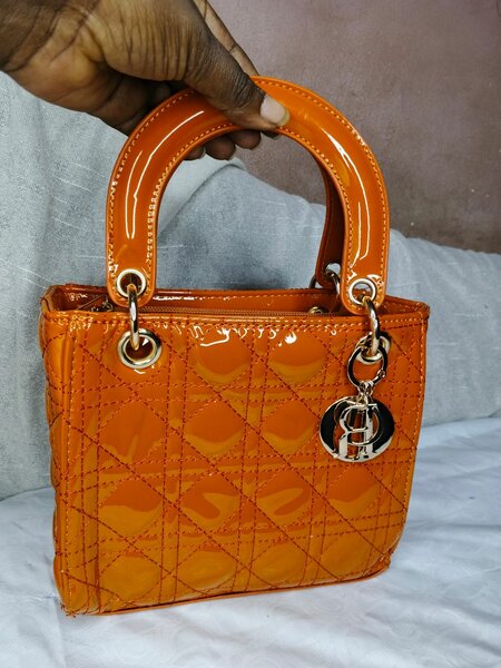 Sac à main en cuir verni