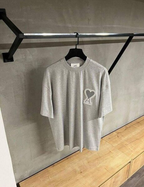 T-shirt gris avec motif cœur