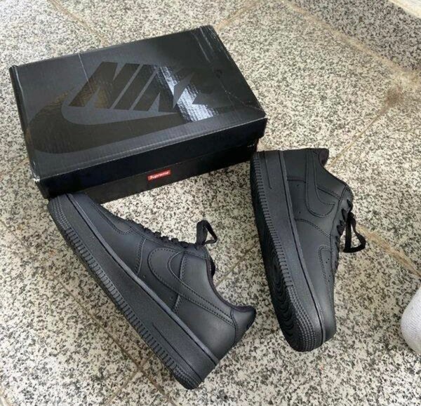 Baskets noires Nike classiques