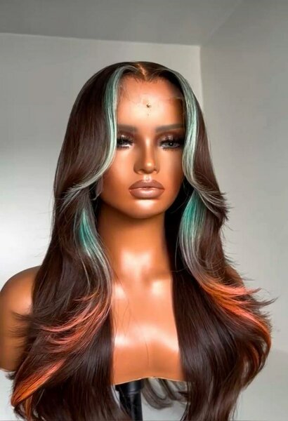 Perruque longue colorée élégante