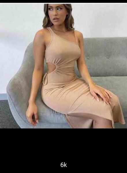 Robe moulante à découpes