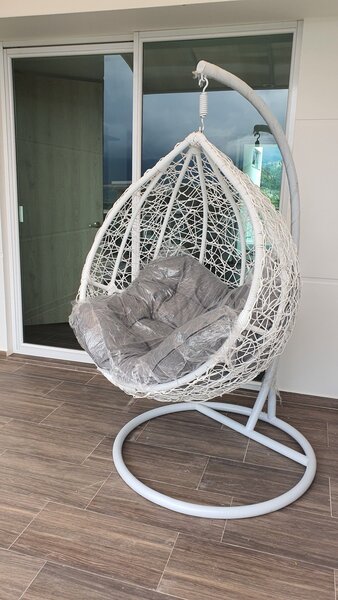 Fauteuil suspendu en rotin blanc