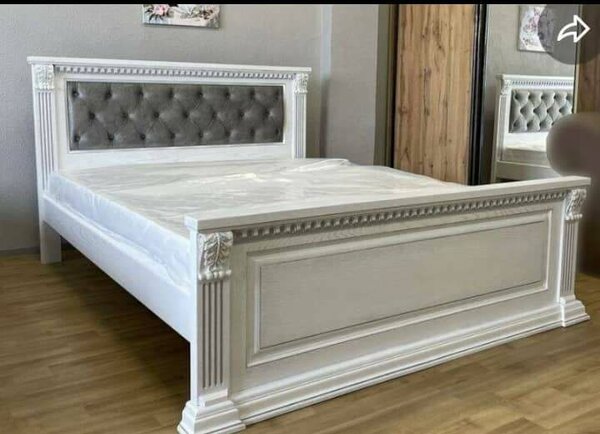 Lit double en bois élégant