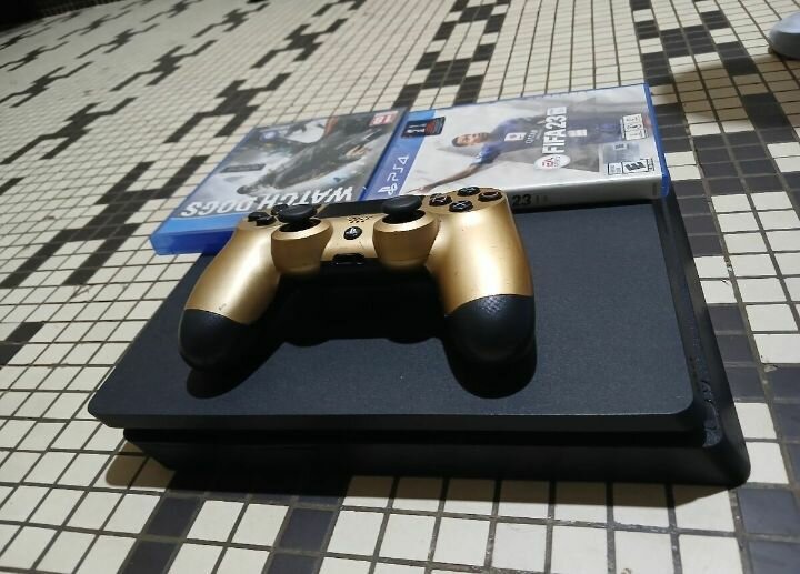 Console PS4 Slim avec manette dorée
