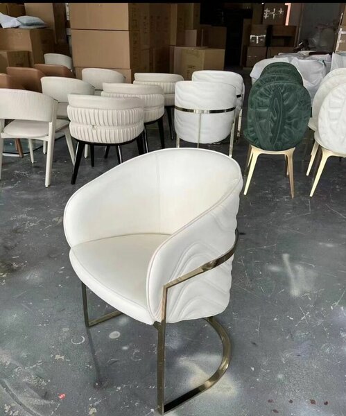 Chaise design luxe en cuir blanc