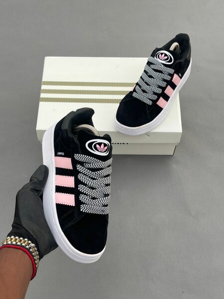 Sneakers noires à rayures roses