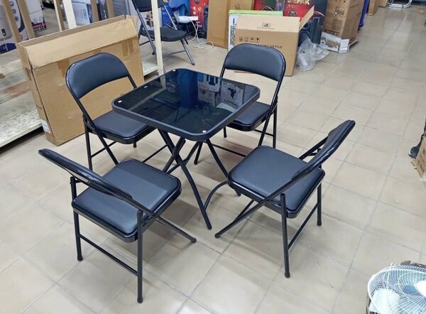 Table et 4 chaises pliantes en métal noir
