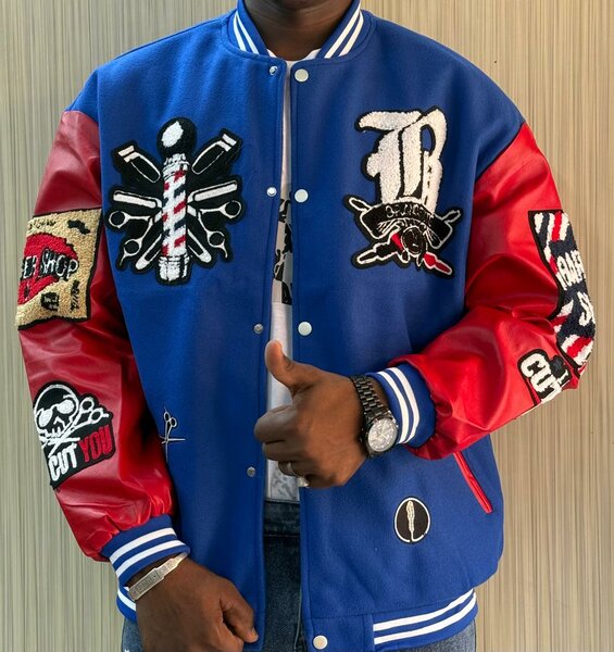 Veste de baseball homme rouge et bleu avec patchs